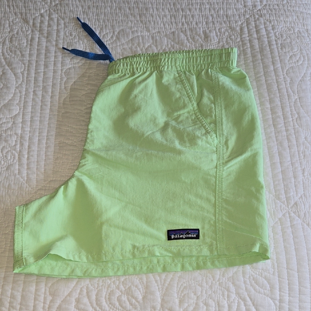 Patagonia 5" Baggies Shorts - Size Medium- Like New - Women's